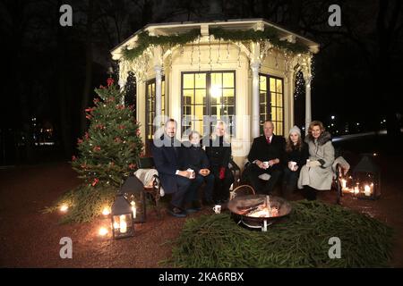 Oslo, Norwegen 20161220. Norwegens königliche Familie traf sich`s Weihnachtsfotoabend im Garten des Königlichen Palastes in Oslo, 20. Dezember 2016. Von links: Kronprinz Haakon, Prinz Sverre Magnus, Kronprinzessin Mette-Marit, König Harald, Prinzessin Ingrid Alexandra und Königin Sonja beim Glühwein aus Tassen vor dem Pavillon im Royal Palace Park hat Prinzessin Astrids Ingwer-Schnappschüsse gemalt und gegessen. Foto: Lise Aaserud / NTB scanpix Stockfoto